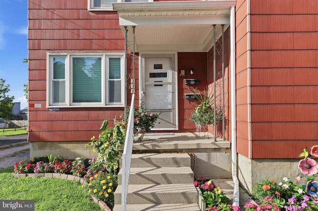 Building Photo - 219 3rd St