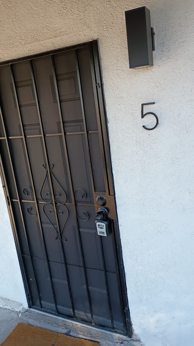 Building Photo - Garden Lofts on President