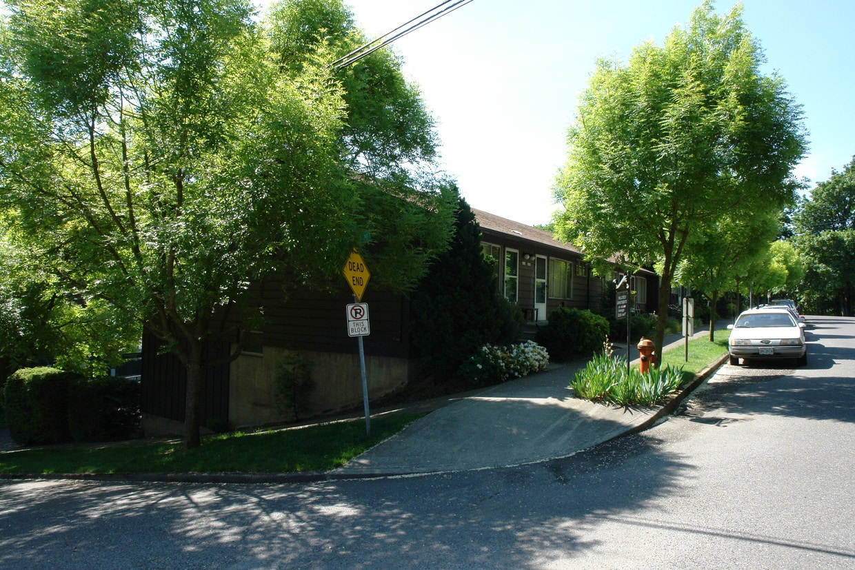 Hillcrest Apartments - Hillcrest style
