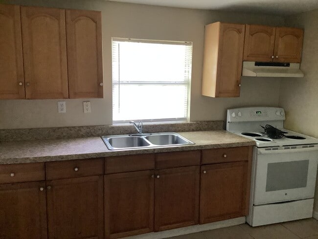 Building Photo - Three bedroom one bath - In the Combee and...