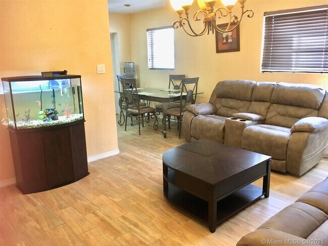 Foto del edificio - 1130 NE 211th Terrace