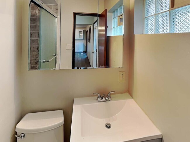 Building Photo - 16400 Sherwood Dr
