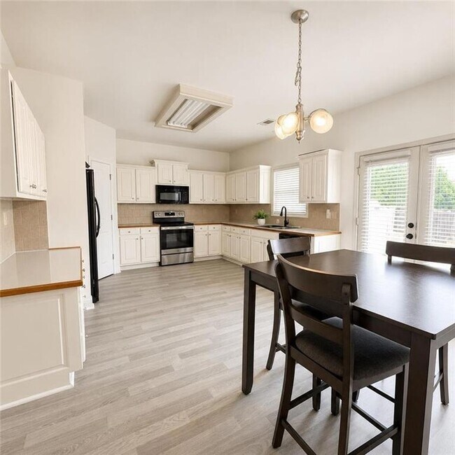 Foto del edificio - 1361 Yorkshire Dr