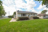 Foto principal - Charming 2-Bedroom Home with Natural Light...