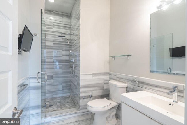 Building Photo - 901 N Front St