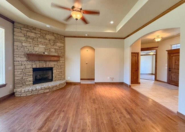 Building Photo - 3 Bed, 2.5 Bath Home in Oxford Park – Open Layout & Tall Ceilings