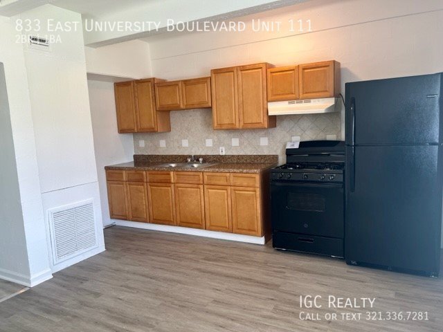 Building Photo - 2 bedroom RENT SPECIALS!