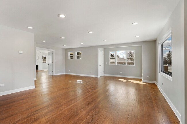 Building Photo - 1407 S Des Plaines River Rd