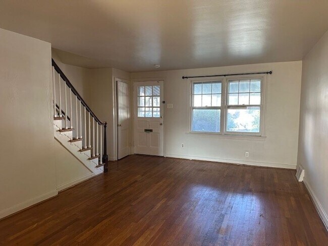 Foto del edificio - 2433 Adrian St