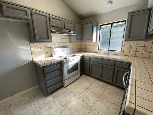 Building Photo - $2,095 Armstrong & Sierra 3 Bedroom Home, ...