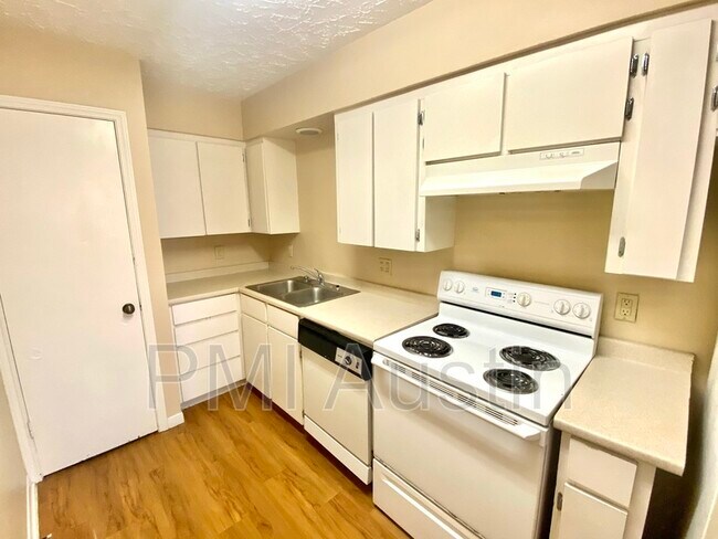 Building Photo - 908 N LBJ Dr