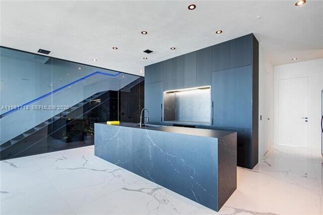 Foto del edificio - 650 NE 32nd St