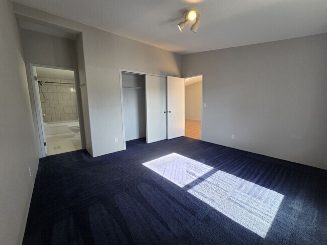 Building Photo - 2032 NE Klamath Ave