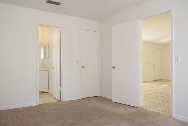 Foto del edificio - Spacious 4/2 home with 2 car garage Availa...