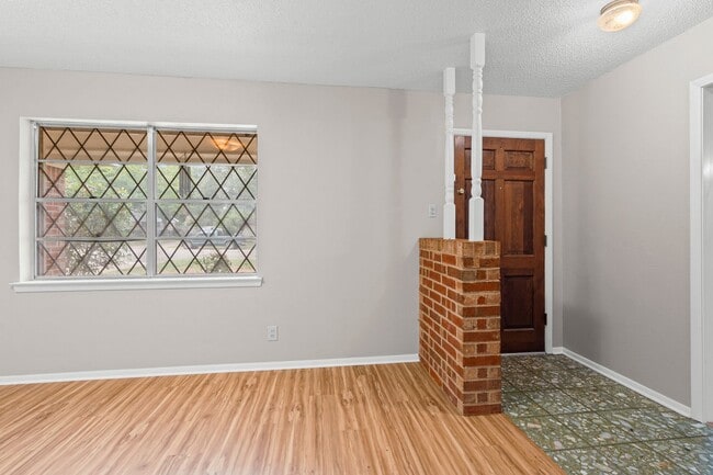 Building Photo - Classic in Cleburne