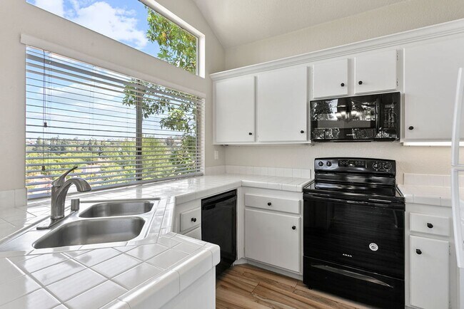 Foto del edificio - Beautiful End Unit Condo with Overlook of ...