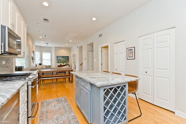 Foto del edificio - 3 br, 2 bath Condo - 3656 N Paulina St