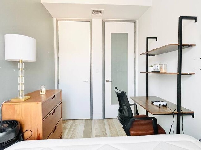 Building Photo - Large HDTV Room, AC, 15 min to Manhattan #125