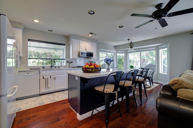 Foto del edificio - 5037 Sunmeadow Rd