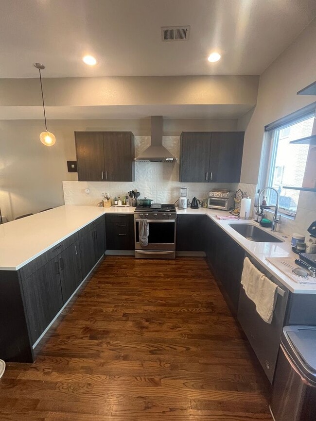 Building Photo - 2 Bed, 1 Bath Townhouse with Roof Top Deck