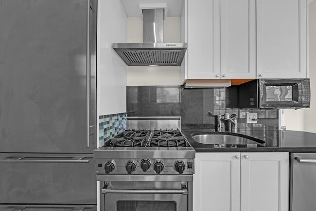 Building Photo - 127 E 69th St