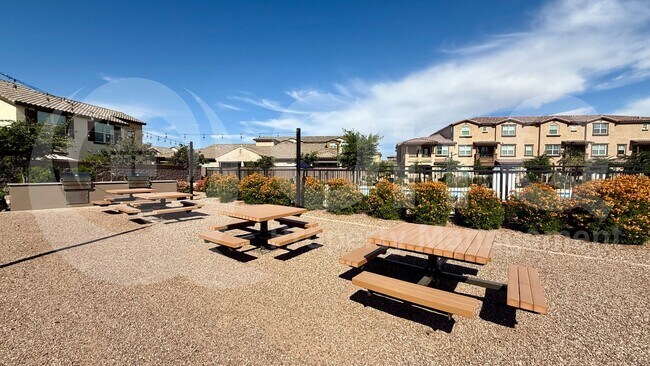 Building Photo - 1255 N Arizona Ave