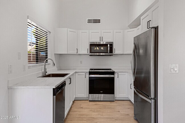 Building Photo - 85 S Cypress Ct