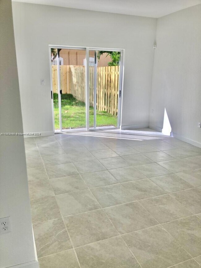 Foto del edificio - $2,700 1070 SE 26th Ter
