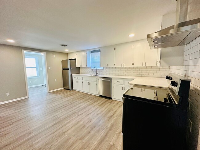 Foto del edificio - {612} Fully Remodeled Ranch in Olathe + Or...