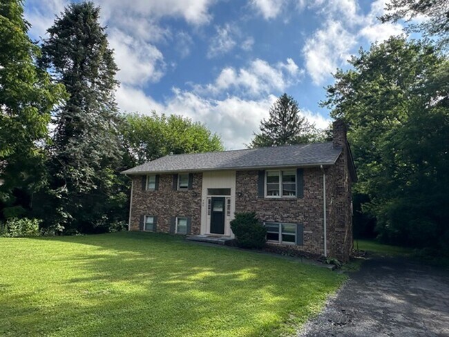 Building Photo - Rare 3BR/3BA Standalone Home Near VT Campus