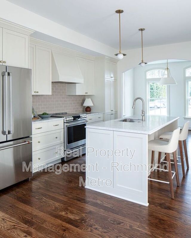 Building Photo - 918 Charles St