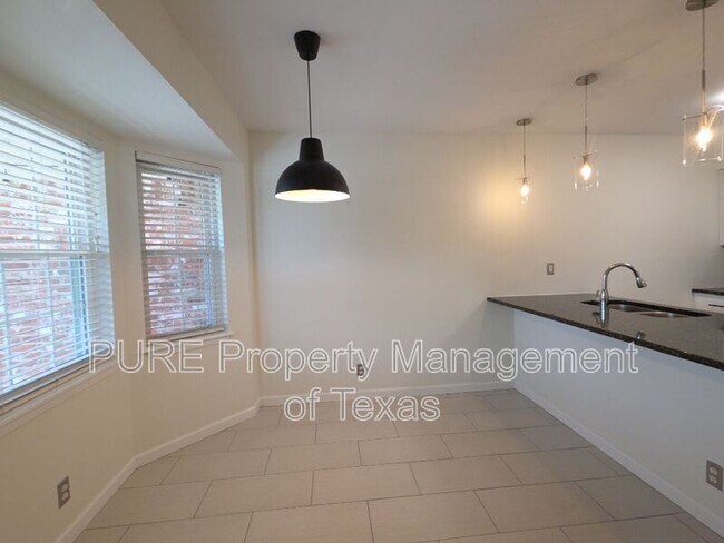 Foto del edificio - 7920 Rockwood Ln