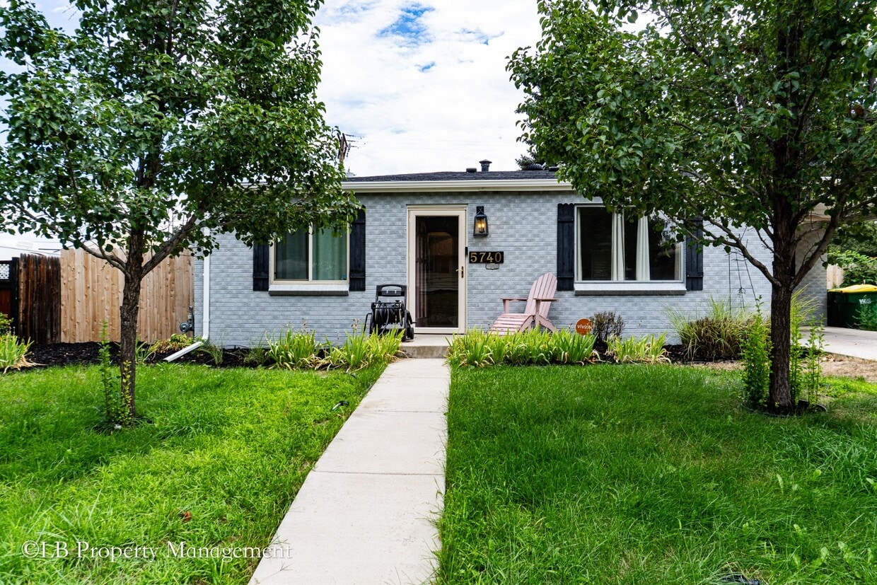 Foto principal - 5740 S Cherokee St