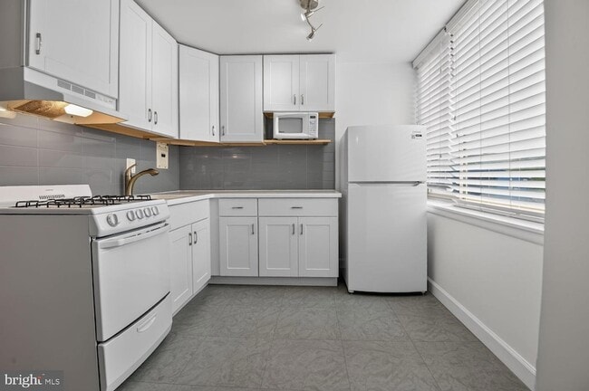 Photo - 1210 N Taft Street Unit 105 Apartment