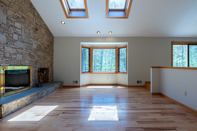 Building Photo - 3 Bedroom Contemporary on Private Lot, 1 &...