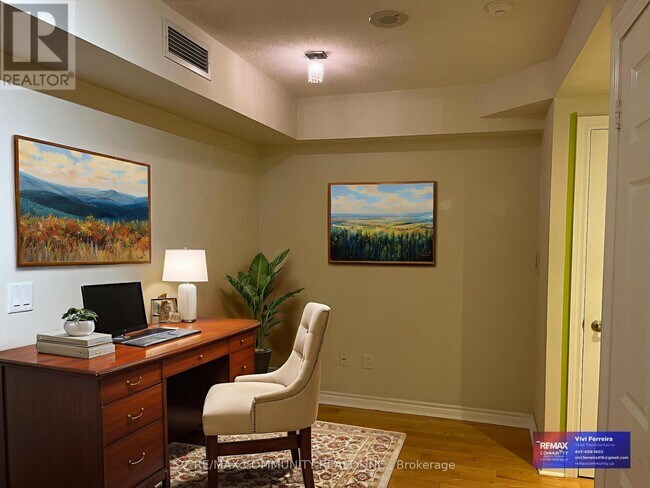 Building Photo - 250 Wellington St W