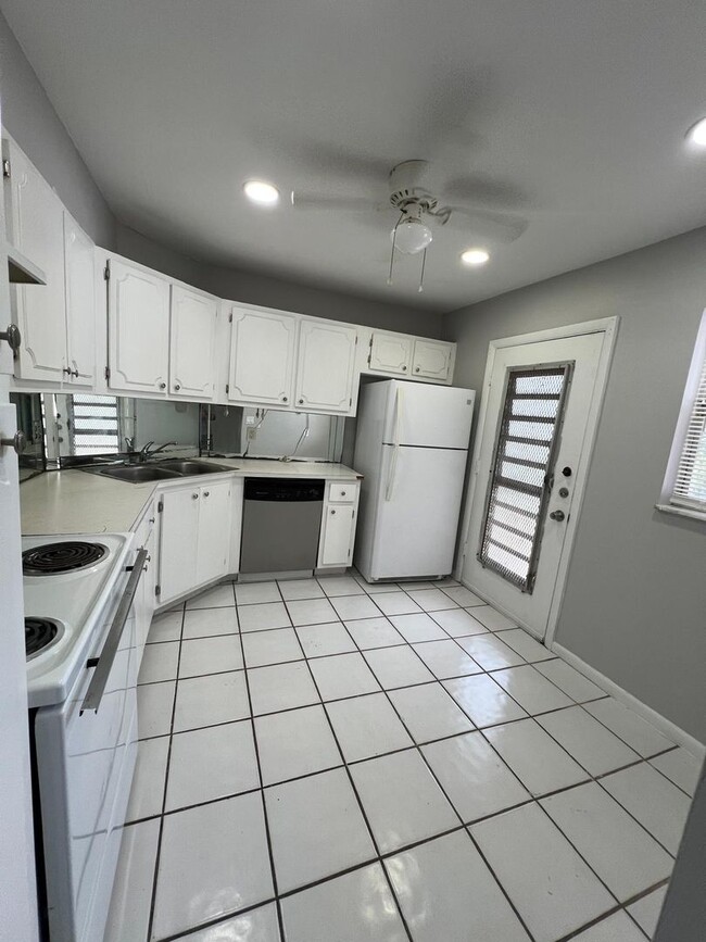 Building Photo - Spacious 2 Bedroom in Inverrary