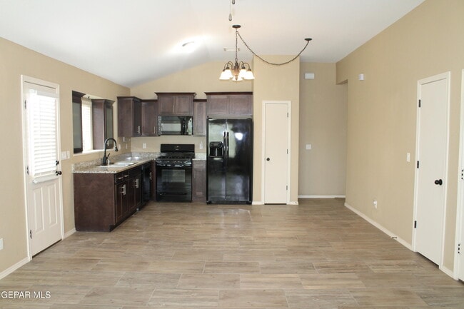 Foto del edificio - 11673 Flor Celosia