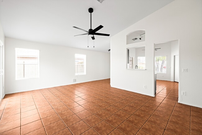 Building Photo - 1083 E Boston Ct