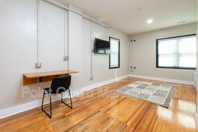 Foto del edificio - 2328 E Douglas Ave