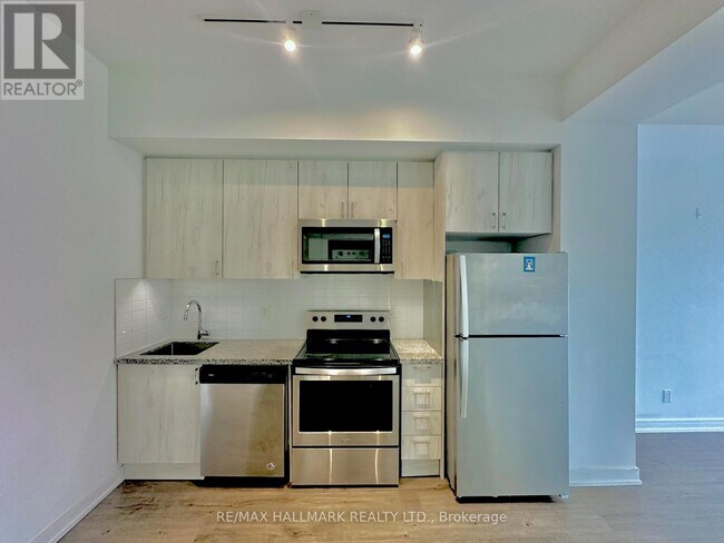 Building Photo - 621 Sheppard Ave E