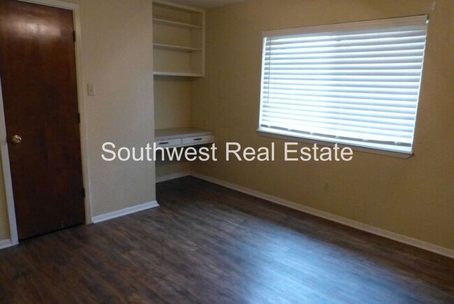 Building Photo - Spacious 3 bedroom 2 bath home.