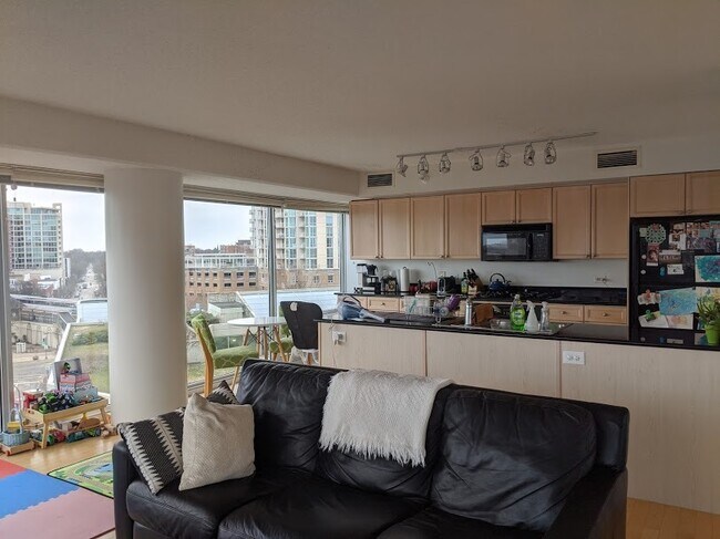 Foto del edificio - 1720 Maple Ave