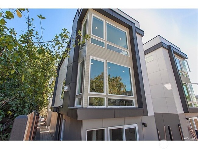 Foto del edificio - Newer Ballard 3 Bedroom Townhome - Attache...