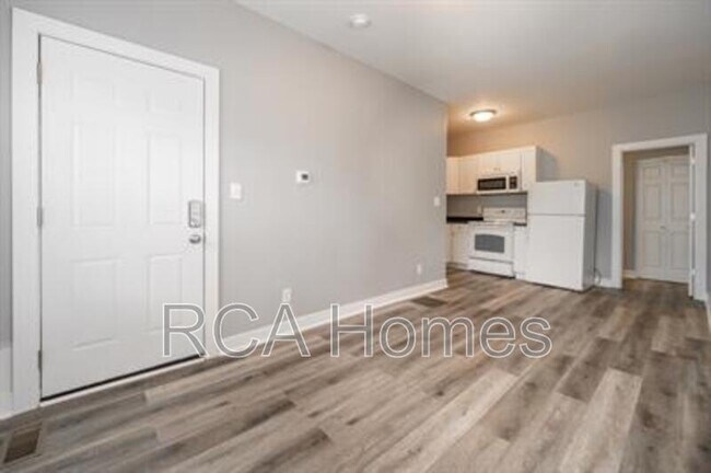 Building Photo - 2831 N Kenwood Ave