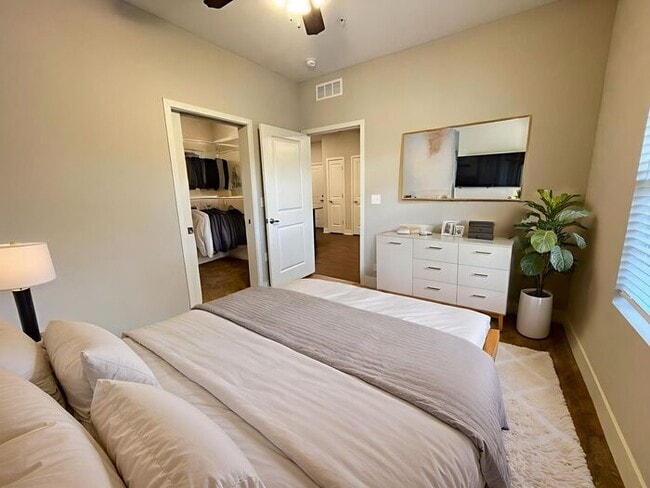Foto del edificio - First Floor HCA Apartment with Extra-Large Primary Bath - Enjoy a $500 rent credit when you lease...