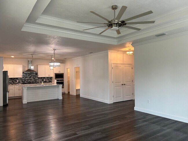 Building Photo - Immaculate 3/2 with Yard, Garage, and Pet ...