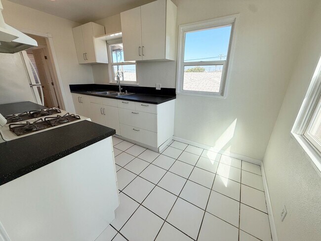 Building Photo - 1 Bed/1 Bath Upper Level Condo For Rent in Colina Del Sol!