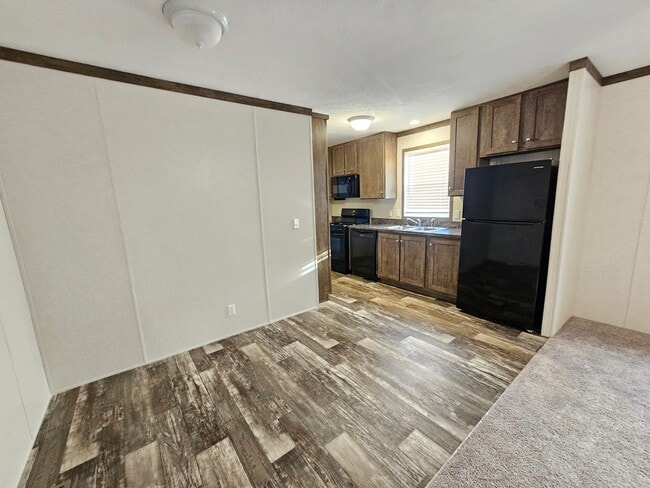 Building Photo - 215 Maple