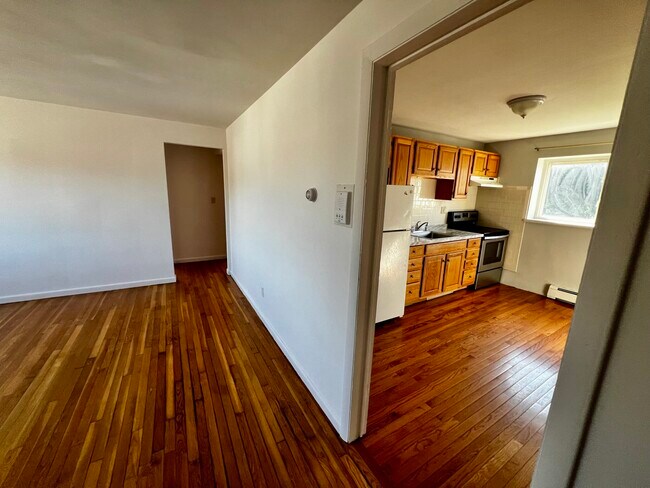 Building Photo - 671 River St